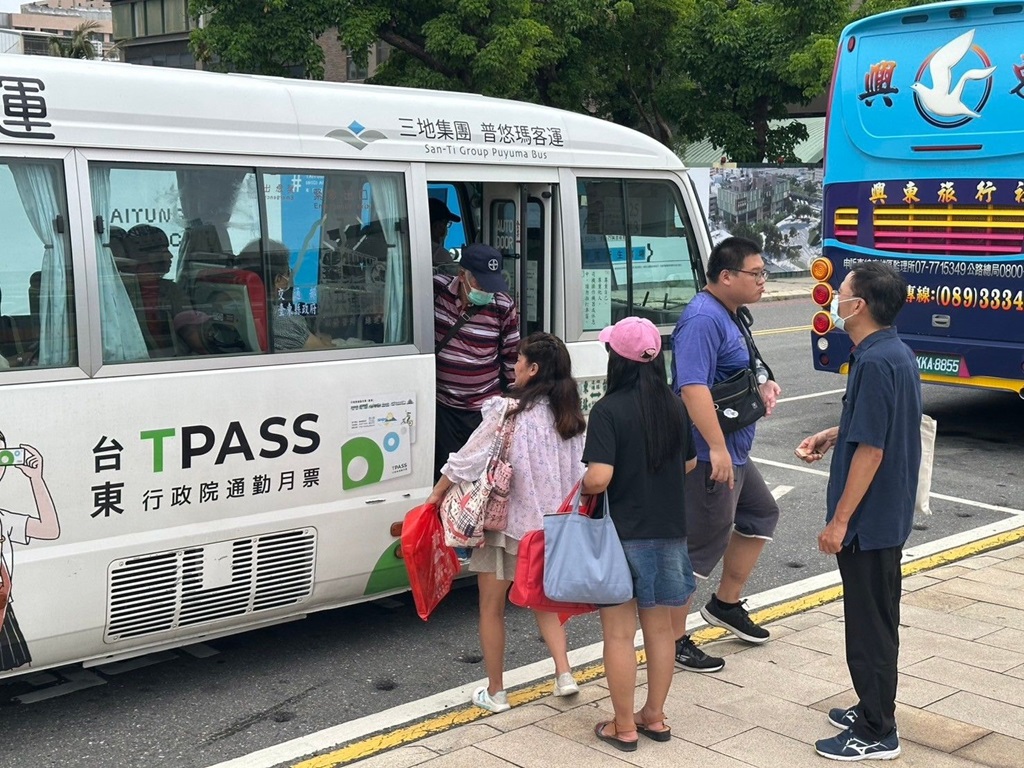 台東縣政府為擴大台灣好行縱谷鹿野線服務等級，即日起至11月4日台灣好行縱谷鹿野線升級為郵輪式導覽服務，每日上、下午各一班次提供隨車導覽服務介紹鹿野縱谷景點