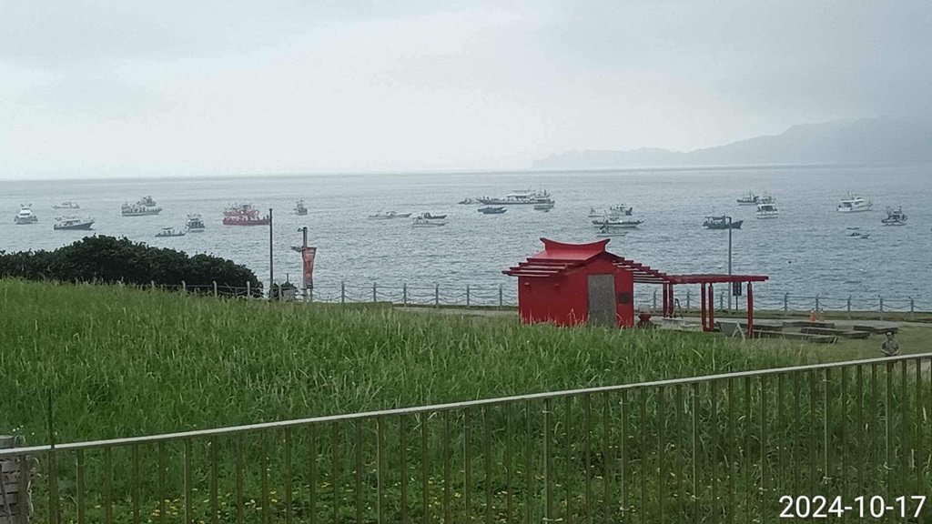 深秋東北季風已經開始來到台灣，近日潮境海灣出現大量漁船齊聚奇景，起初出現在八斗子半島和基隆嶼之間