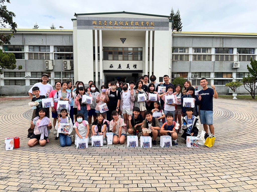 國立臺東高商廣告設計科『好蛇成雙』大手牽小手　辦理彩繪蛇寶寶公仔