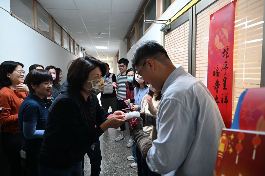 饒慶鈴向同仁賀歲並致贈春節紅包袋 感謝並鼓勵同仁繼續共同打拼為台東