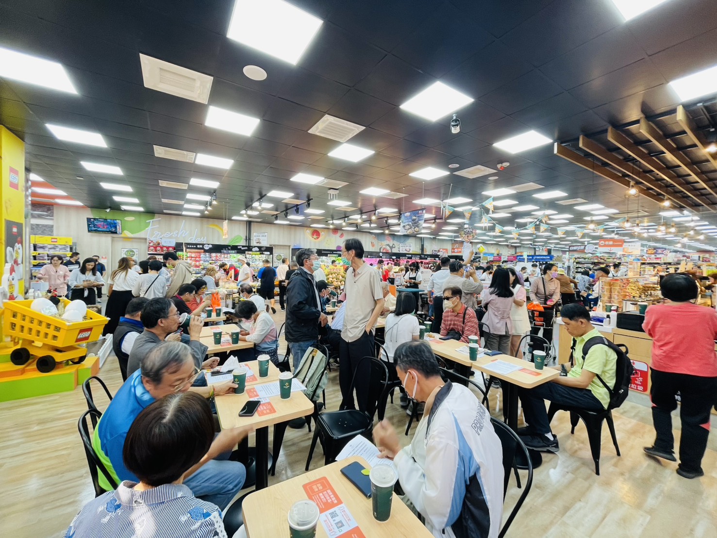超市首見！家樂福左營文上店樂高專區，拼砌體驗與限時優惠同步開跑　全台首家100%只販售非籠飼雞蛋，家樂福左營文上店打造動物友善新指標