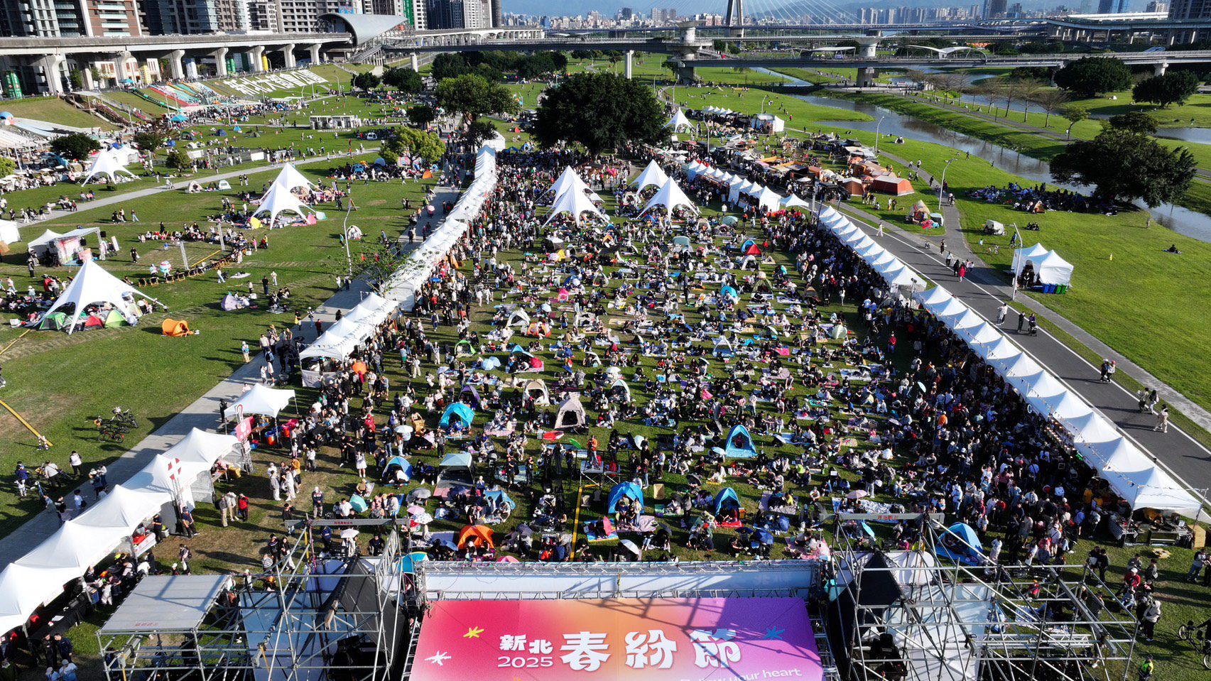 2025新北春紛節登場!侯友宜化身DJ與大小朋友同樂  Chill翻新北大都會公園
