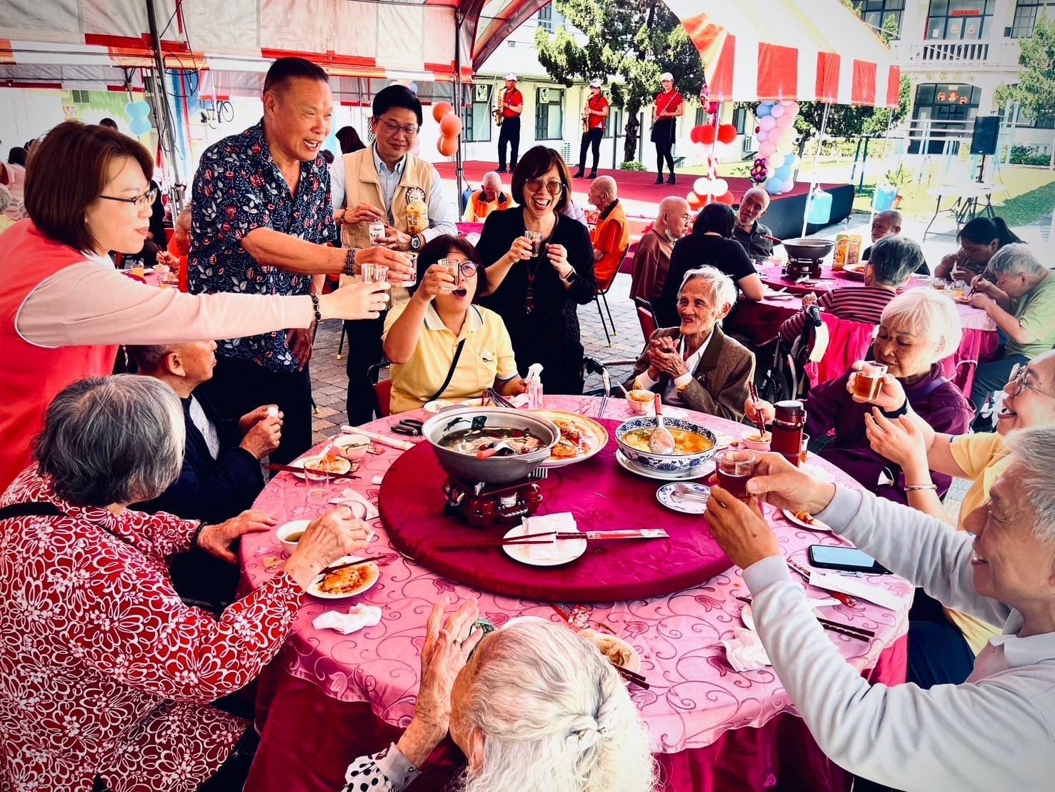 「佳味傳愛、珍饌送暖」衛生福利部南區老人之家結合東港佳珍海產餐廳辦理珍愛婦女公益辦桌活動