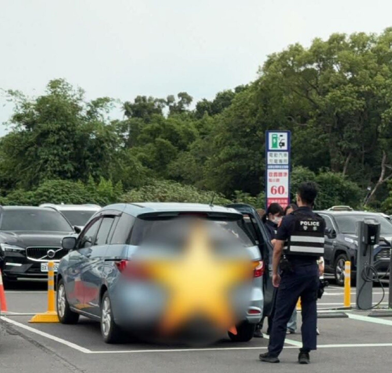母大意留置幼兒於車內　虎尾警分局馳赴現場救援兒無恙