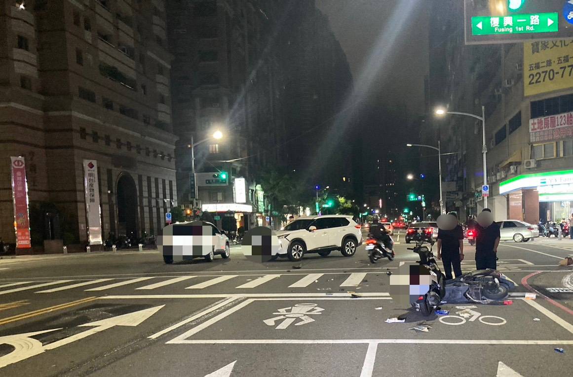 高市七賢復興路口自小客與機車交通事故案　騎士受傷送醫