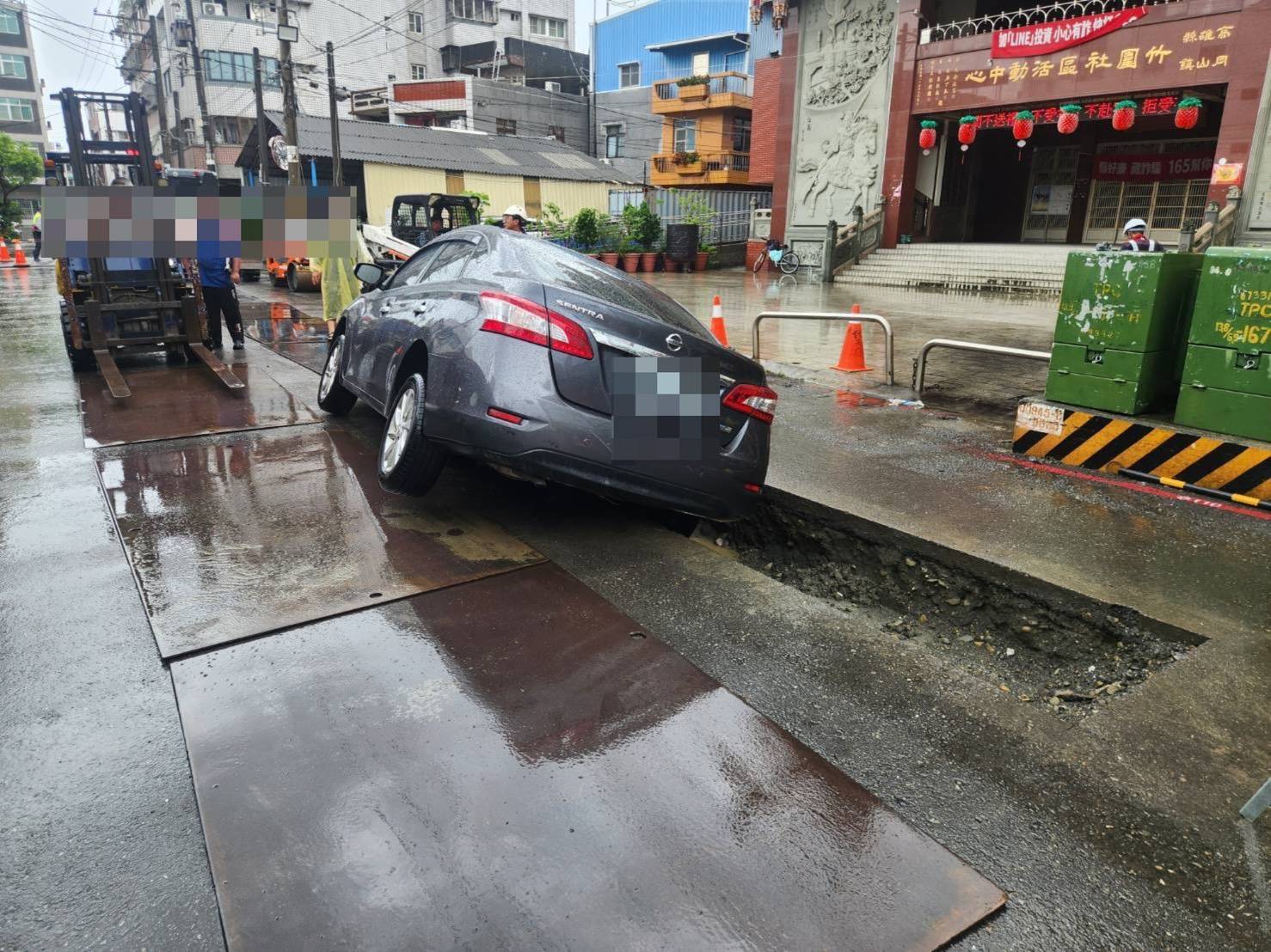 自小客陷入路面施工坑洞　岡警到場協助排除並釐清原因