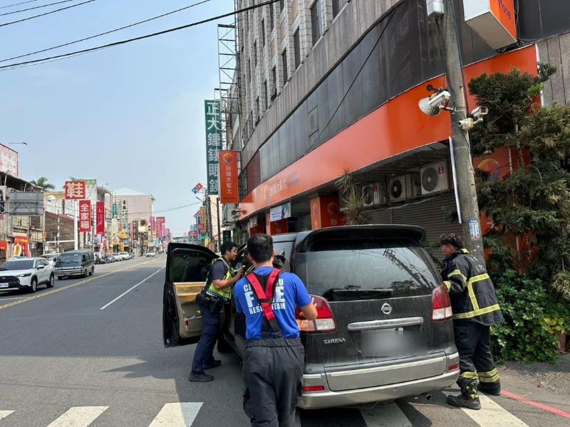 民眾車故障冒煙　潮州警消聯手即時推車救援排除障礙