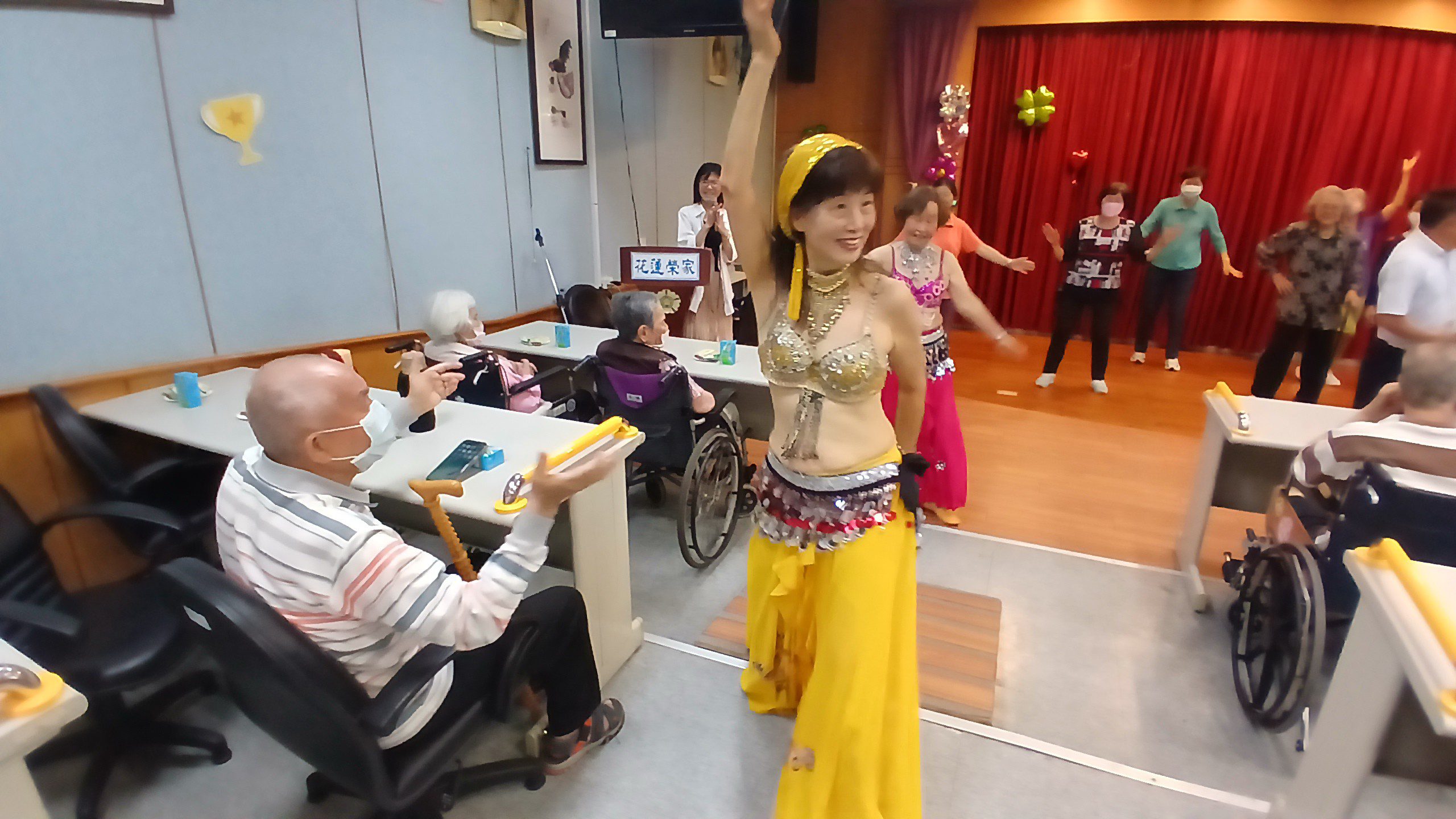 郭美妃慈善團肚皮舞獻藝  花蓮榮家長者大感溫馨