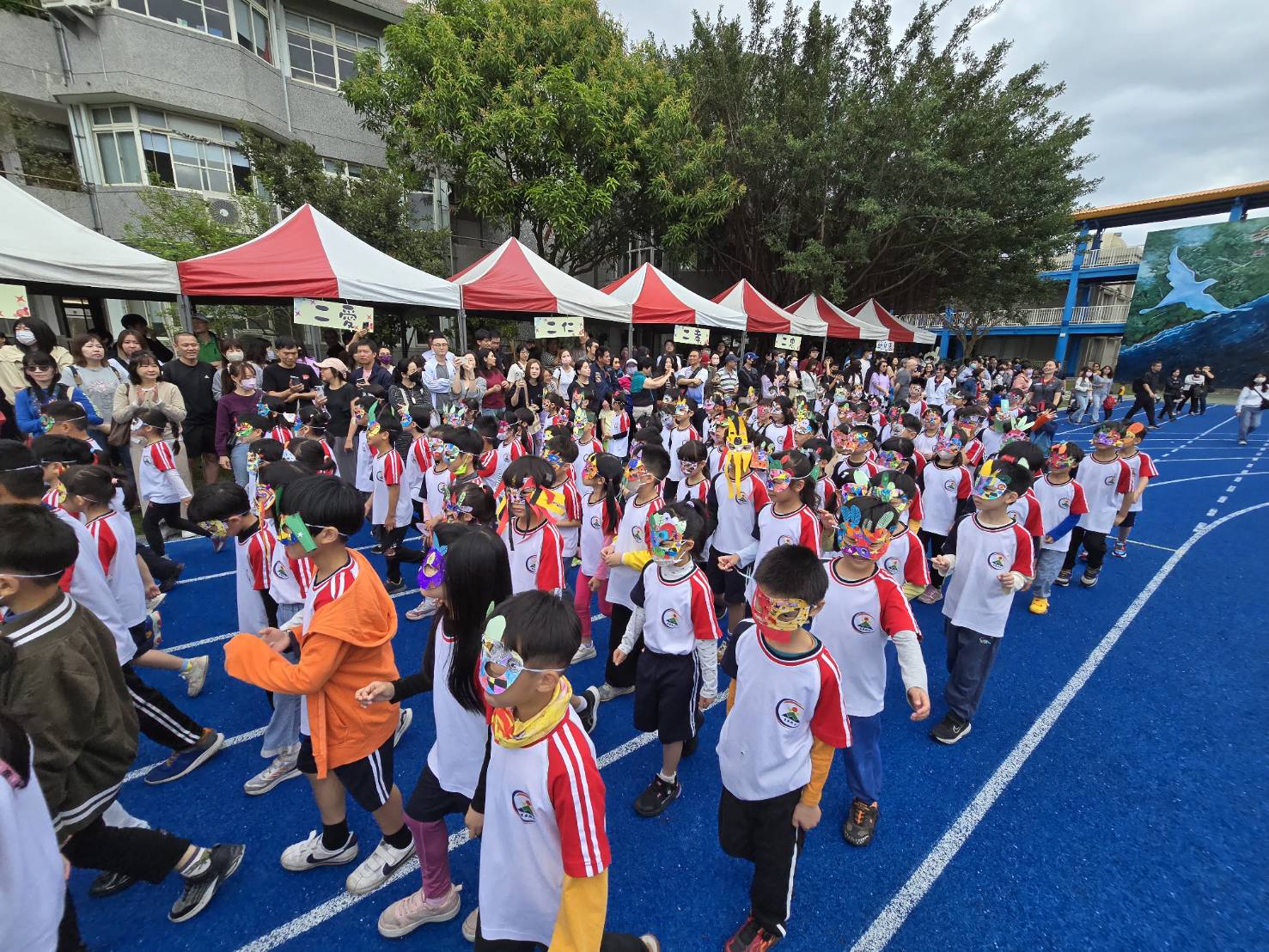 東華附小75週年校慶運動會熱鬧滾滾  親師生歡慶新穎運動場啟用