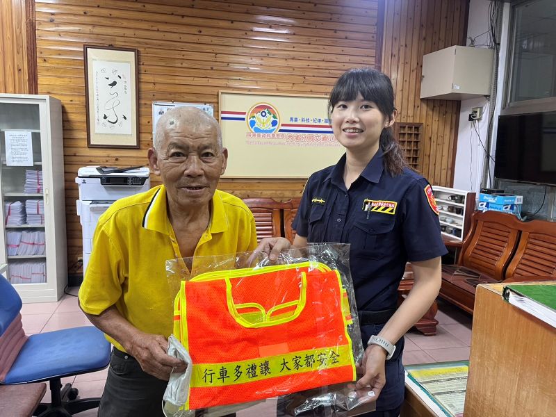 保護阿公阿嬤安全　內埔警送反光背心