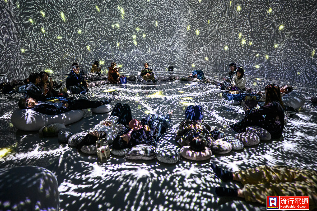 國美館U-108 SPACE沉浸式展覽「阿爾法聲林」邀請觀眾配戴腦波感測儀作為「意識種子」