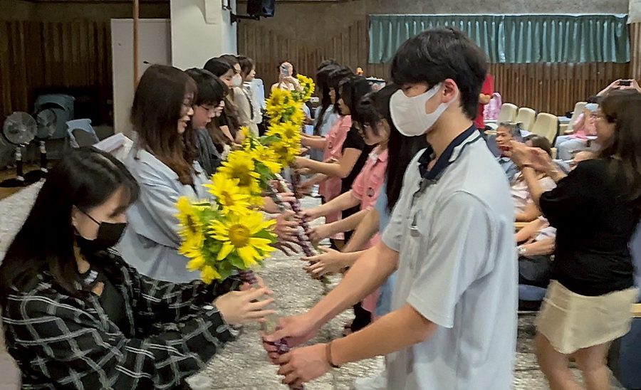 播下希望種子 聖母醫專新生為畢業生送上愛的祝福