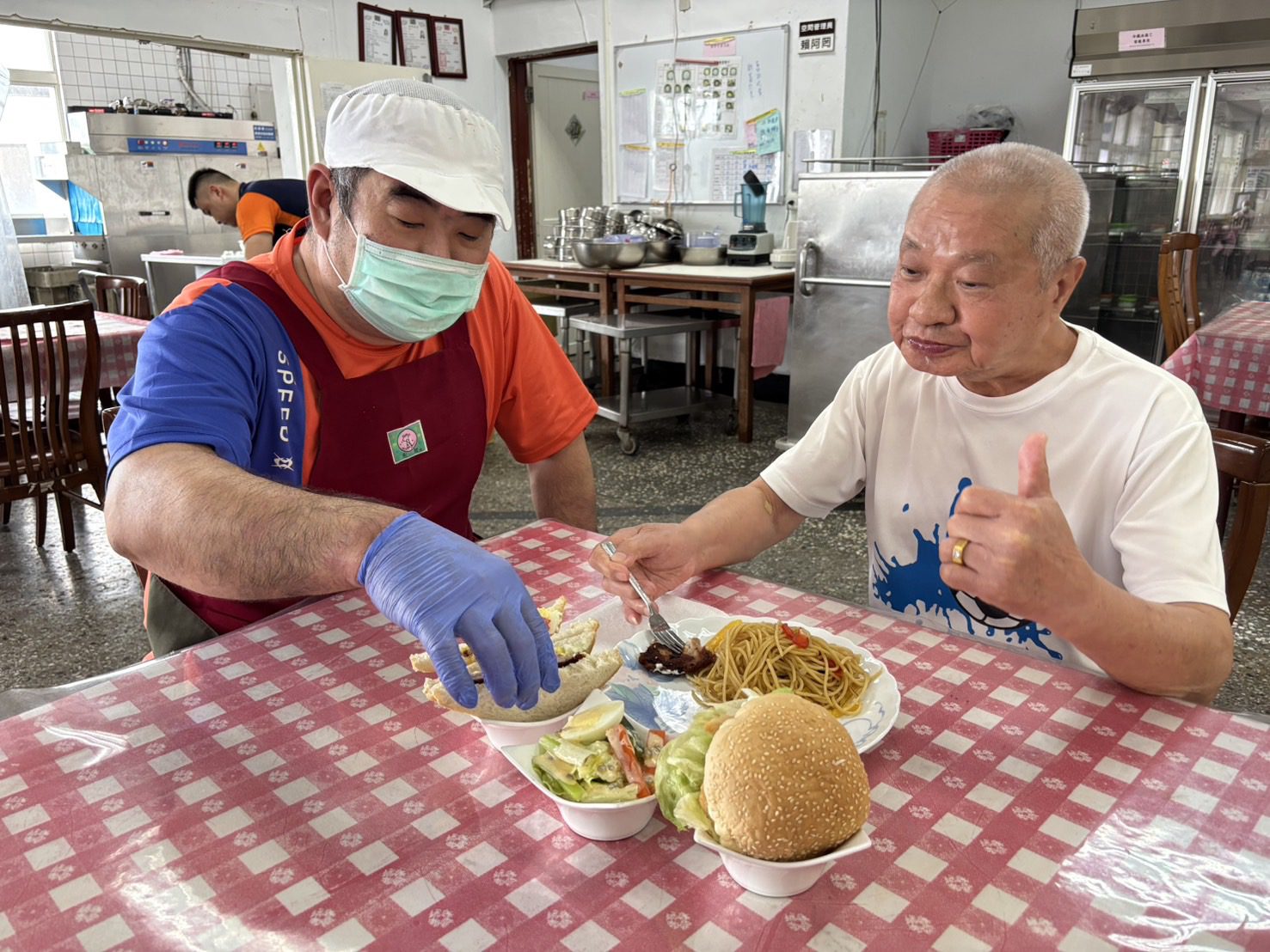 街友變大廚!從荒唐歲月到幸福重生  尉遲君用美食翻轉人生