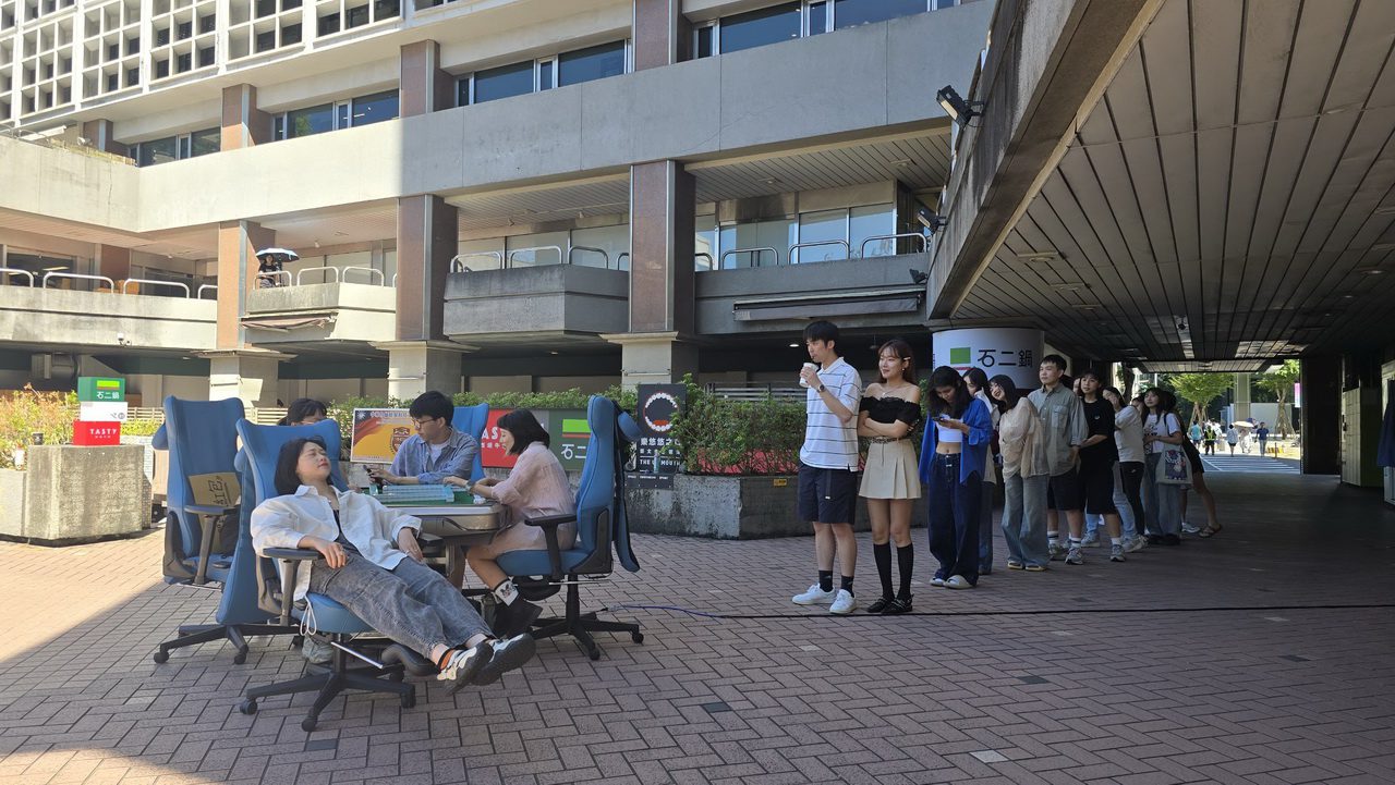 台北街頭驚現「麻將桌」社會實驗　意外接露此「胡牌神器」！民眾驚呼：這才是打工人的救星！