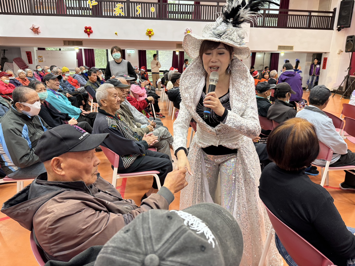 不畏天寒！台灣紫微公益協會攜手歸僑協會     用歌聲喚醒長輩年輕歲月     展現社會關懷