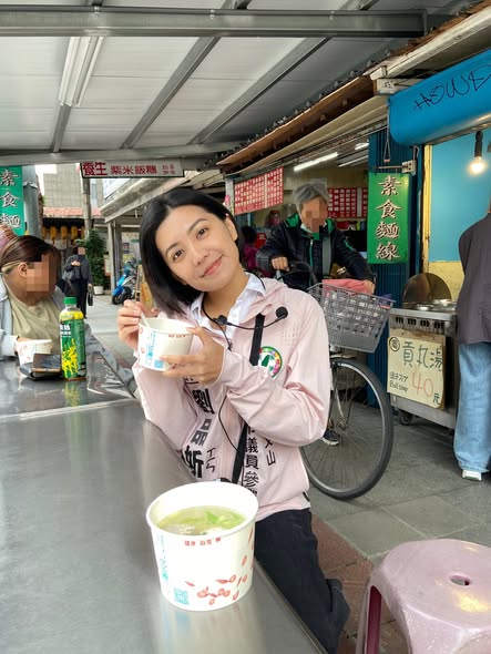 劉品妡勤跑市場站路口衝知名度　盼以紮根基層拚出初選勝利